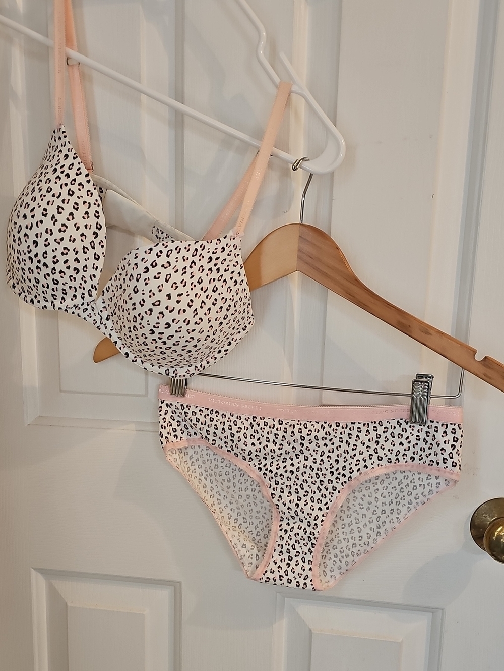 VICTORIA'S SECRET MATCHING BRA AND PANTY SET 34D